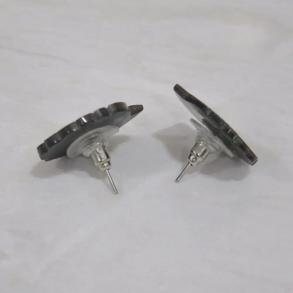 Vintage Mother of Pearl Clam Shell Stud Earrings .75” Mermaidcore Coastal Beach